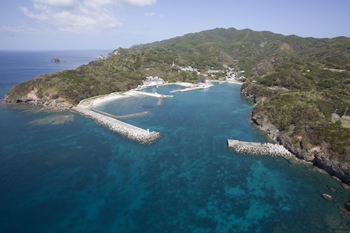 母島・二見漁港遠景